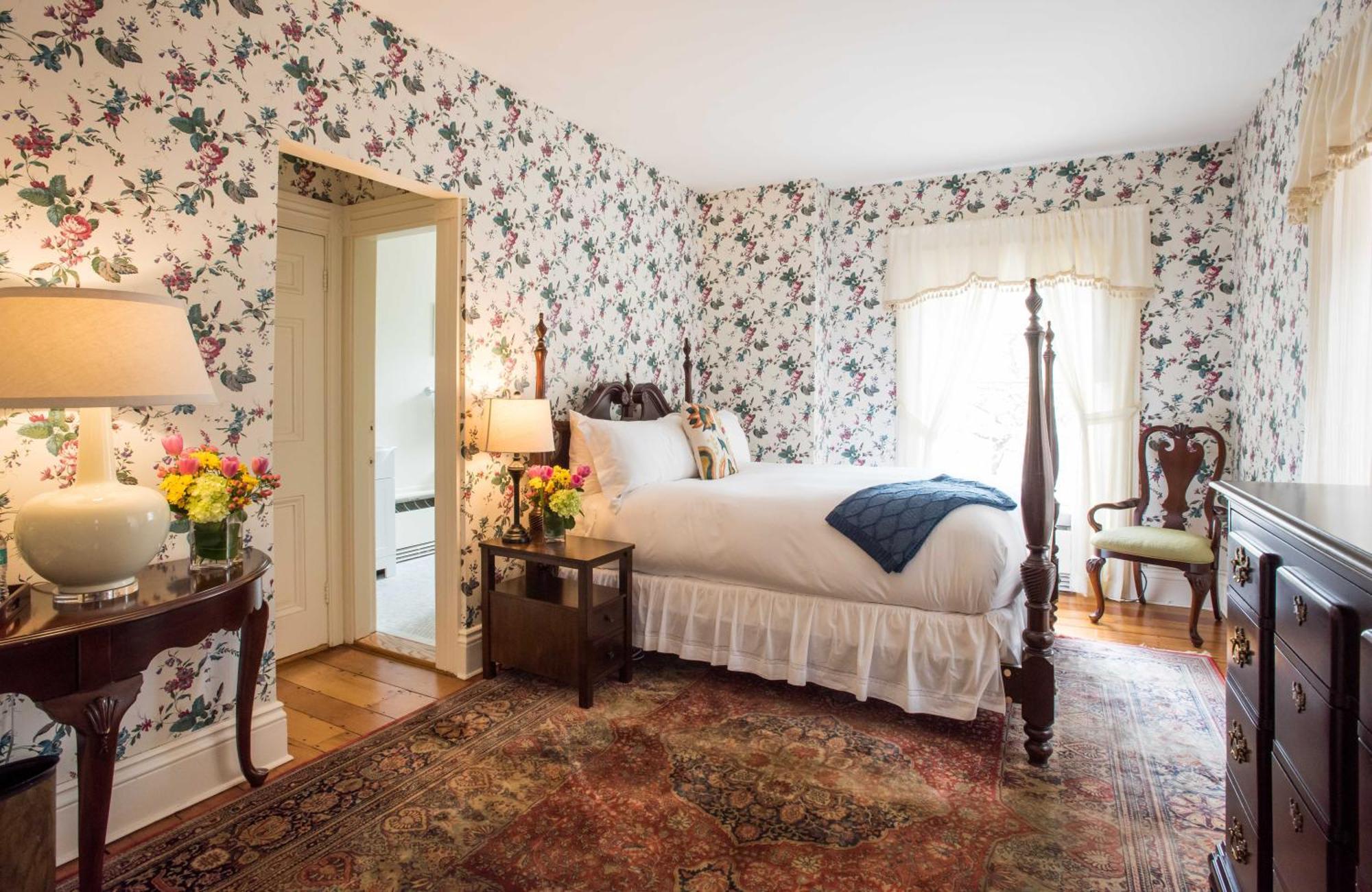 Deluxe Queen Room,1586841339:JPEG
